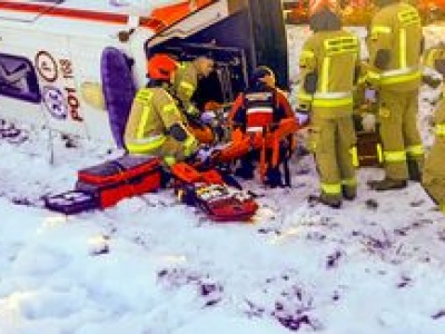 Wypadek karetki pogotowia. Na miejscu LPR. Mamy VIDEO z miejsca zdarzenia