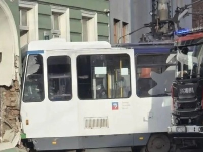 Tramwaj wjechał w kamienicę. 