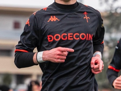 Dogecoin na koszulkach ponad 100-letniego włoskiego klubu piłkarskiego! Krypto opanowuje futbol