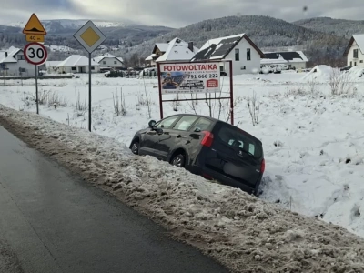 Auto wpadło do rowu przy drodze między Ścięgnami i Karpaczem