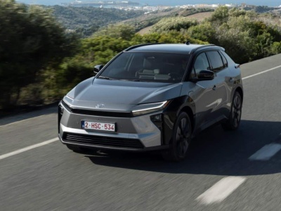 Nowa Toyota BZ4X – nawet 343 konie mechaniczne w elektryku