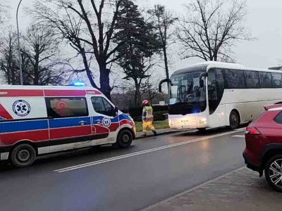 Wypadek w Krzeszycach. Autobus potrącił mężczyznę na przejściu dla pieszych