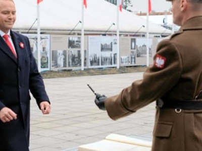 Nawrocki odmawia podpisania awansów oficerskich, orderów i odznaczeń