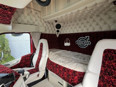 Globetrotter XXL po duńskim tuningu – przedłużona kabina z pikowaną skórą i pluszem