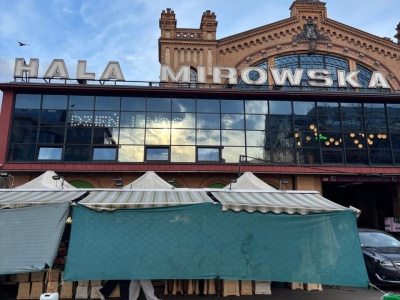 Namioty z kwiatami znikają sprzed Hali Mirowskiej. Ustępują miejsca budowlańcom