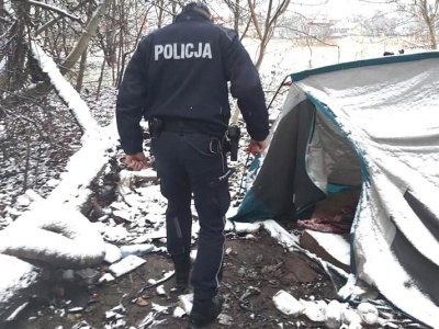 Służby apelują o czujność. Chłodne miesiące szczególnie groźne dla osób bezdomnych