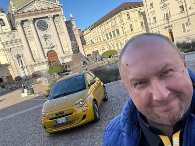 Tego jeszcze nie było! Najpierw zrobili elektryka. Teraz przerobili na hybrydę. Fiat 500