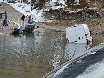 Dostawczak w Jeziorze Solińskim. Internauci snują teorie – nikt nie trafił