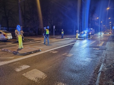 Nastolatek potrącony na przejściu przez skodę. Ul. Zemborzycka zablokowana