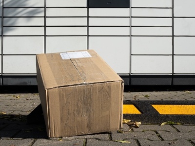 Zrobili zdjęcie, jak kurier z paczkami parkuje na chodniku. I się zaczęło