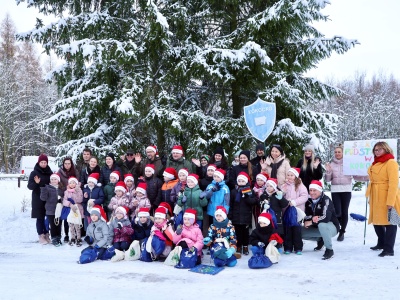 Marszałek i dzieci wybrali choinkę, która wkrótce rozbłyśnie pod toruńskim urzędem