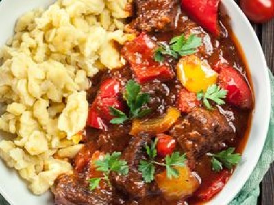 Zdrowsza od wieprzowiny i wołowiny. Ma dużo kolagenu i żelaza, a ja robię z niej pyszny gulasz