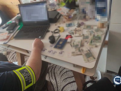 7 mężczyzn zatrzymanych za oszustwa “na pracownika banku”. Swoimi dokonaniami chwalili się w sieci