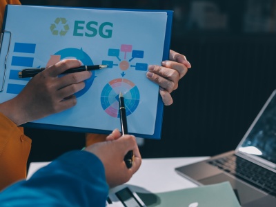 60 z 100 największych firm w Polsce publikuje raporty ESG. Poprawiła się ich jakość