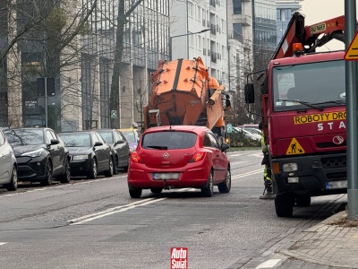Czy mogę ominąć auto na ciągłej linii? Prawo sobie przeczy. Czasem można, ale kiedy?