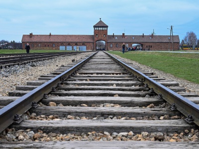 Za „polskie obozy” można domagać się pieniężnego zadośćuczynienia, ale nie przeprosin