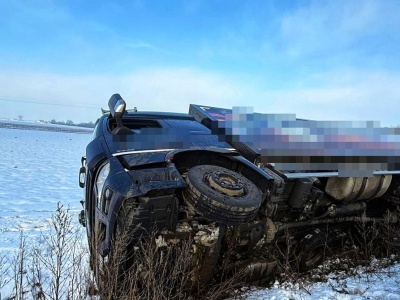 Lodowisko na drogach. Auta w rowach (ZDJĘCIA)