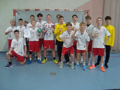 Wieluńska „czwórka” triumfuje w Igrzyskach Młodzieży Szkolnej w piłce ręcznej