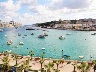 U nas plucha i zimno, a tam nawet 30 stopni i słońce. To najlepsze miejsca na urlop zimą