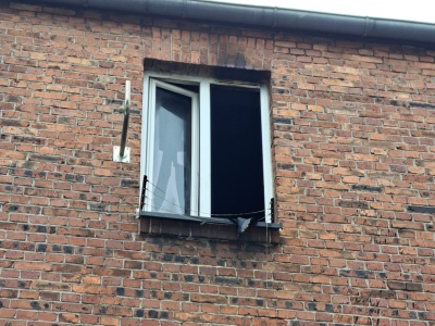 Chełmek. Policjanci wynosili ludzi z płonącego bloku. Jedna osoba nie przeżyła