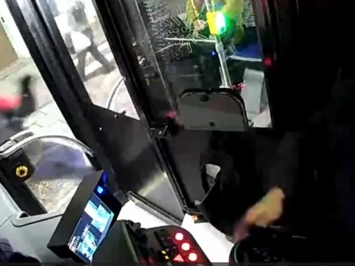 Drzwi autobusu przytrzasnęły nogę pasażerowi. „Wyjdź tu kur…, to cię zaj…”