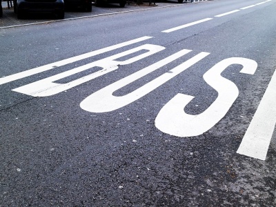 Buspasy dla elektryków zostają, ale za prędkość poza miastem stracisz prawo jazdy