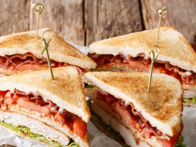 Club sandwich jak z najlepszego amerykańskiego baru śniadaniowego. Spróbuj wersji z indykiem, chrupiącym boczkiem i serem