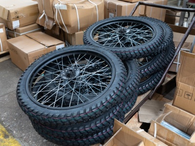 Rola kartonów na felgi i opony – Efektywna logistyka w branży motoryzacyjnej