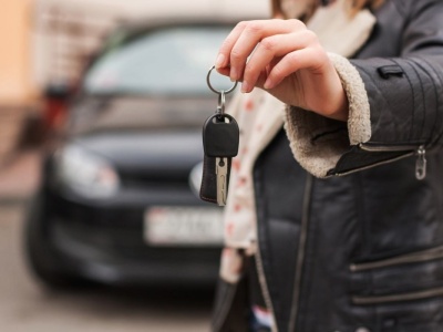 Darowizna auta. Jak zrobić to bezproblemowo? Jedno niedopatrzenie i szykuj portfel