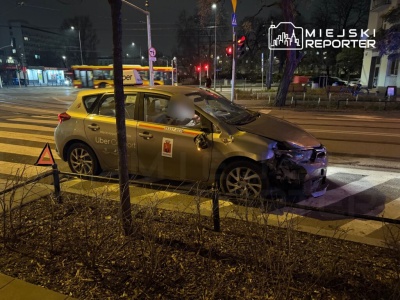 Czołowe zderzenie elektrycznej hulajnogi z autem na Pradze-Północ. Jedna osoba poważnie ranna