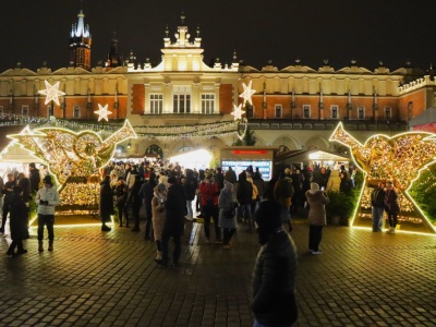 Jarmark Bożonarodzeniowy w Krakowie. Warto go odwiedzić po zmroku