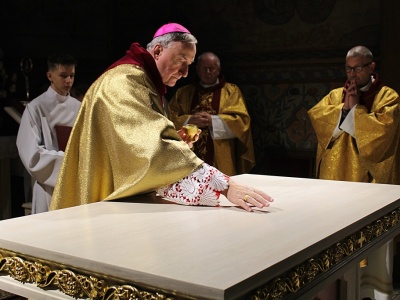 „To punkt wskazujący właściwą drogę i relację do Chrystusa”. Konsekracja nowego ołtarza w kościele św. Andrzeja Apostoła w Polnej