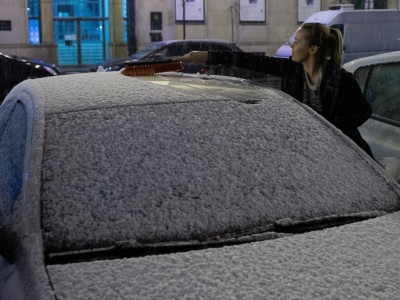 Zamarznięta szyba? Jeden prosty trik i problem znika bez skrobaczki