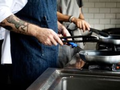 Nabici w butelkę. Oto jak pracownicy gastronomii byli wykorzystywani