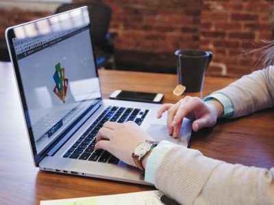 Prawie 15 tys. zł brutto, praca do 16:00 i zadania w terenie. Szukają osoby, która nie lubi nudy