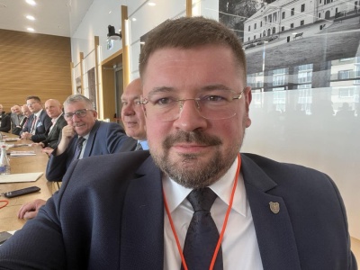 Poseł PiS wylewa żale nad sejmową wypłatą: 