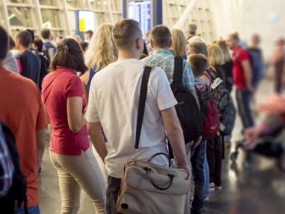 Lepiej ustawić się w kolejce do samolotu jako pierwszy czy czekać, aż przeminie? Stewardessy rozwiewają wątpliwości