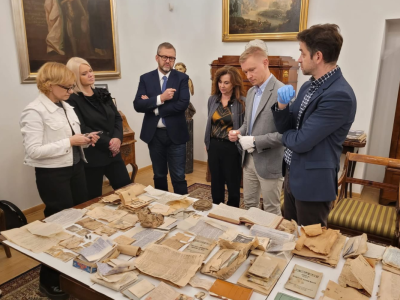 Skrytka pod podłogą na Saskiej Kępie. Sensacyjne odkrycie odsłania życie Warszawy sprzed Powstania