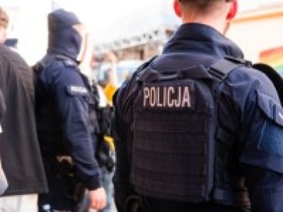 Poszukiwany zabarykadował się w mieszkaniu z dzieckiem. Kontrterroryści w akcji