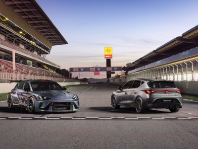 A przecież miały wyginąć! W nowych hot hatchach poczujesz się jak na wyścigu