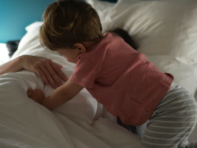 Dziecko co chwilę wybudza się w nocy. 