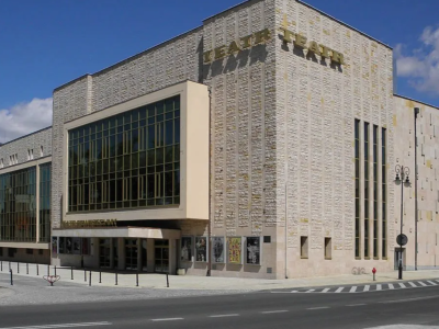 Powszechny się zmienia