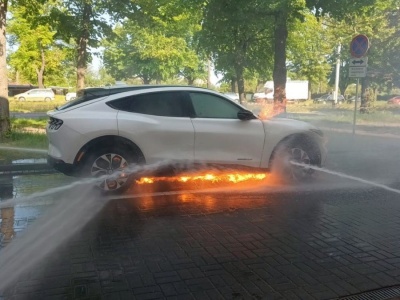 Częste pożary  elektryków to mit. Prawda jest zupełnie inna