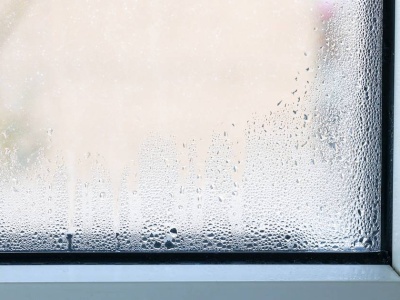 Skroplona woda na oknach to prawdziwa zmora. Mało kto wie, że ten problem można łatwo rozwiązać