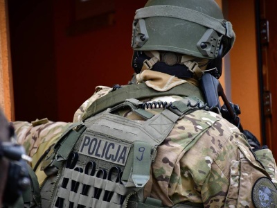 Zaczęło się od kradzieży. 43-latek zabarykadował się z rodziną