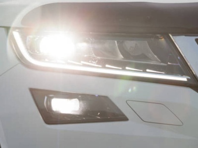 Unia zmieniła światła do jazdy dziennej. W pochmurne dni będzie czerwono