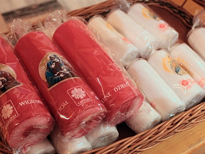 „Co roku stawiamy tę świecę na wigilijnym stole” – ruszyła adwentowa akcja Caritas