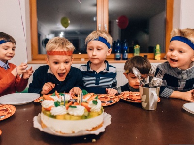 Na urodziny syna zaprosiliśmy całą klasę. 