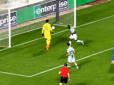 Gigant spada na samo dno. 