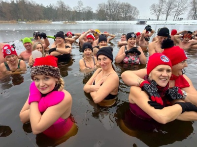 W końcu kąpali się wśród lodu (ZDJĘCIA)